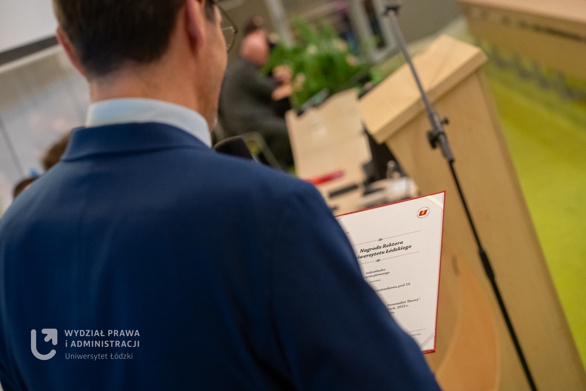 Teczka z napisem Nagroda Rektora