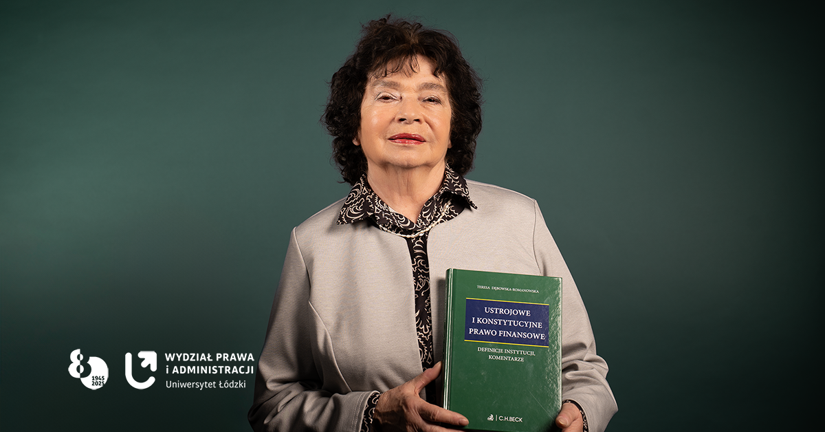 Kobieta o ciemnych włosach trzymająca książkę.