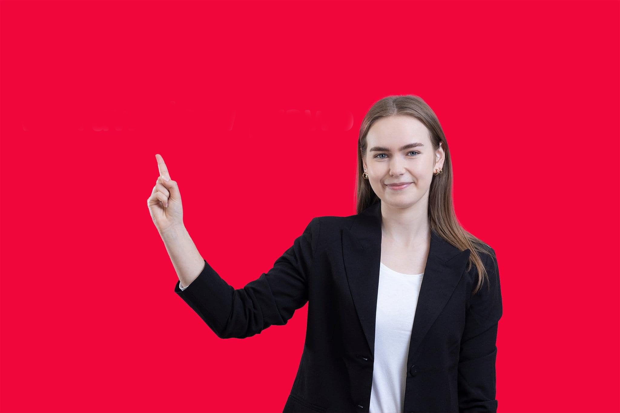 Studentka w marynarce i białej koszuli.