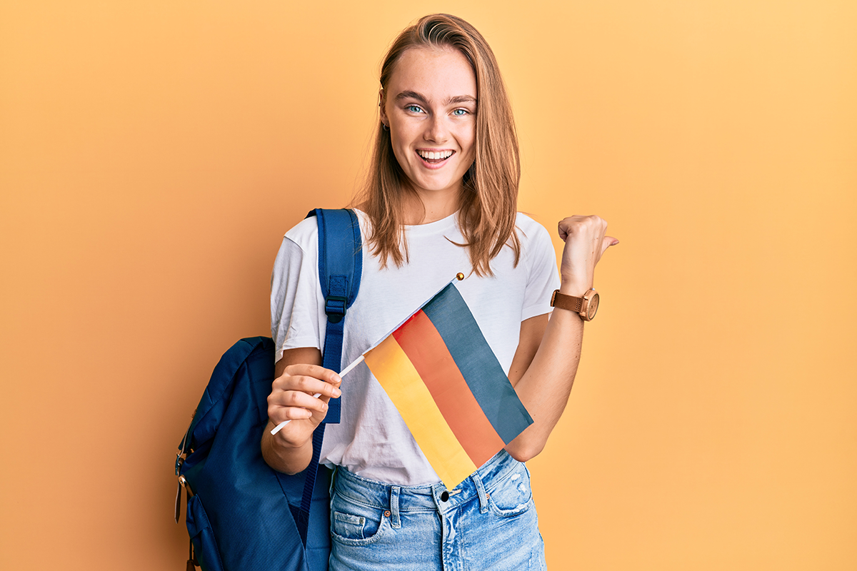 Studentka z plecakiem i niemiecką flagą
