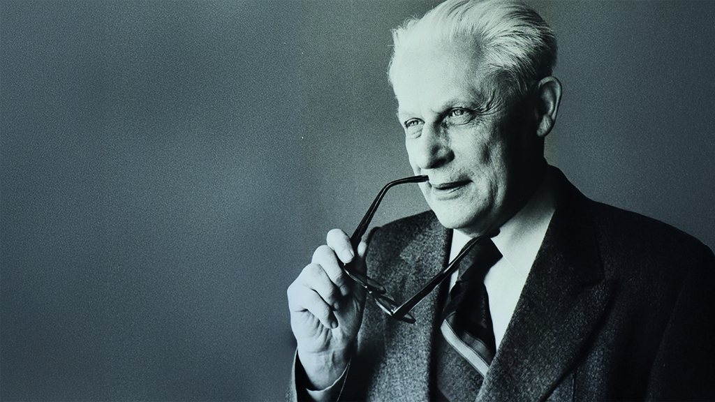 Starszy mężczyzna trzymający okulary