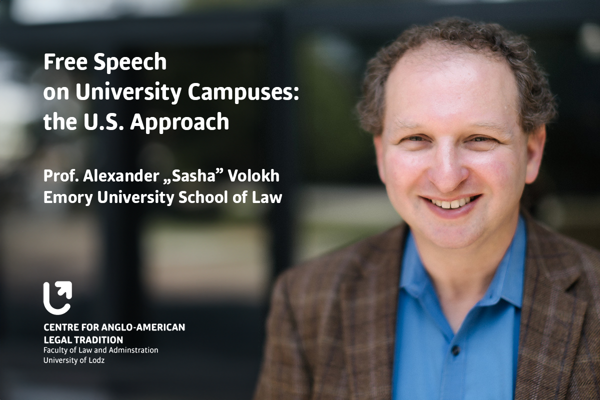 Uśmiechnięty mężczyzna w niebieskiej koszuli i brązowej marynarce.