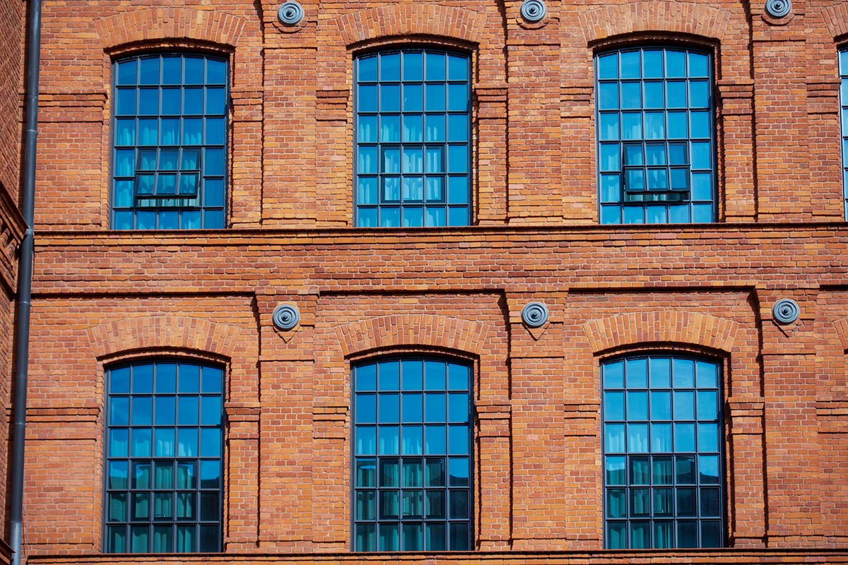 Ceglany budynek pofabryczny