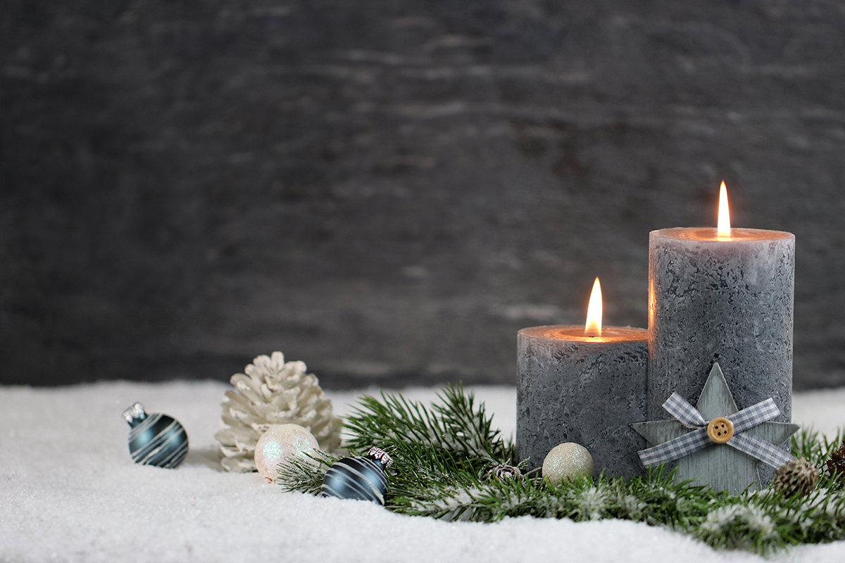 Świeczki i stroik świąteczny.