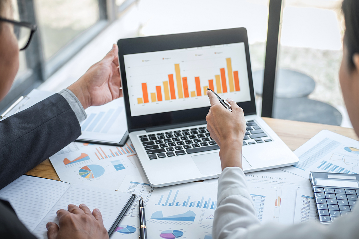 Wykres kolumnowy na laptopie