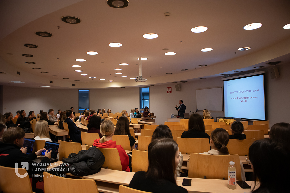 Grupa studentów w auli