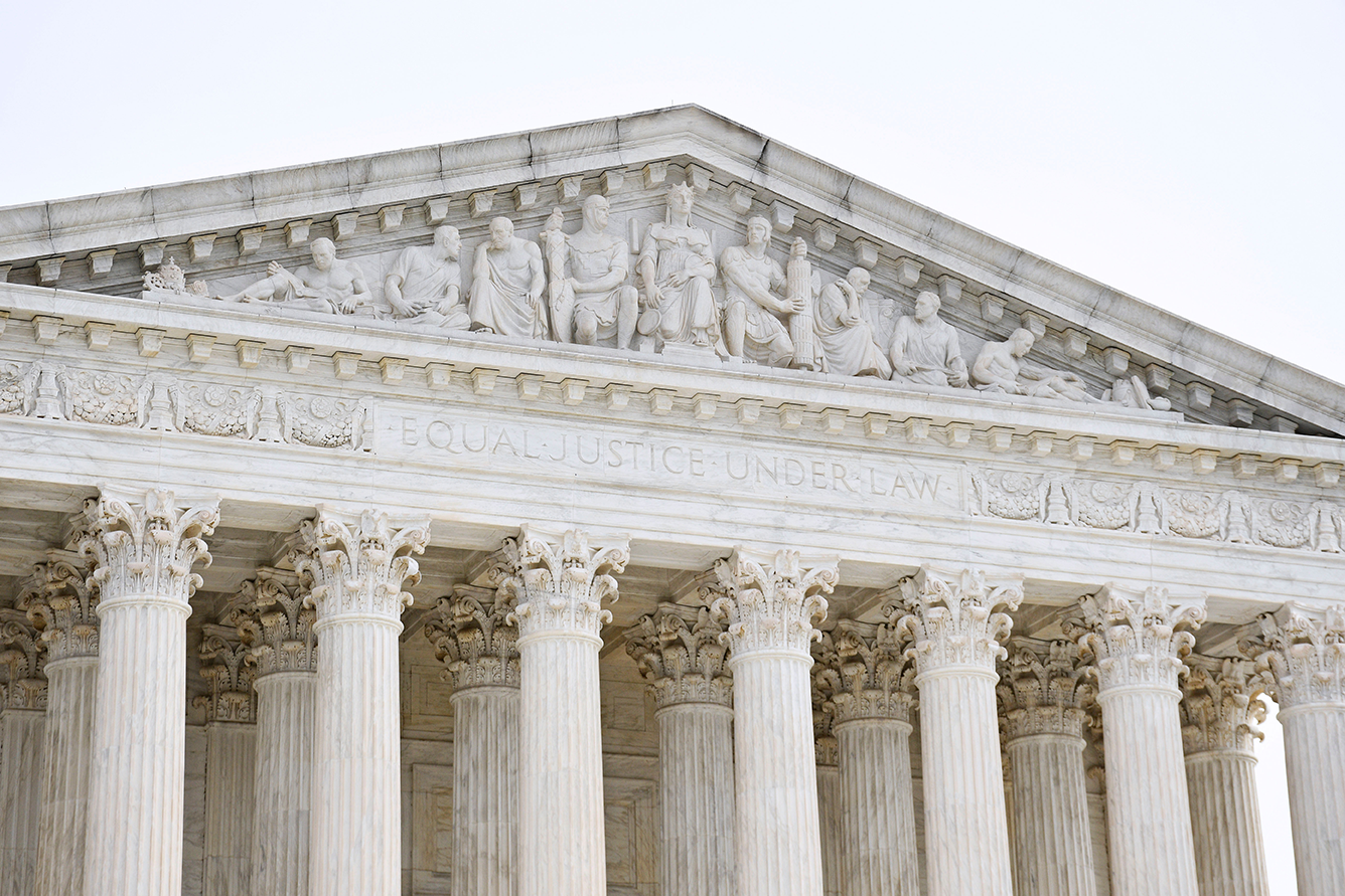 Budynek z napisem Equal Justice Under Law