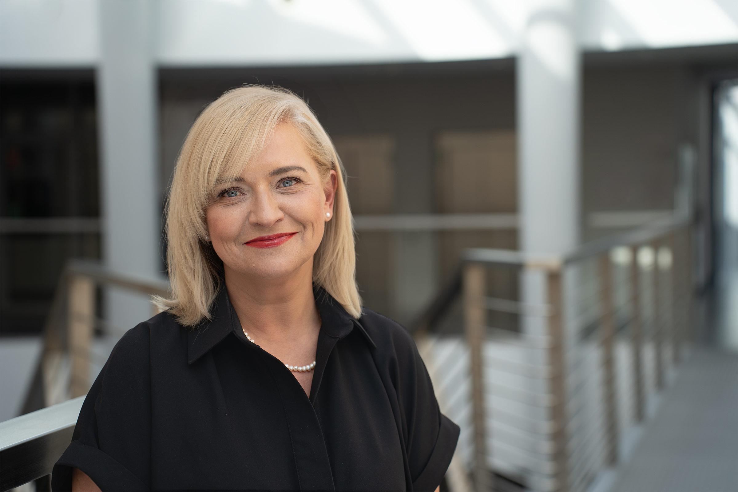 Blondynka w czarnej koszuli - Dziekan Monika Bogucka-Felczak