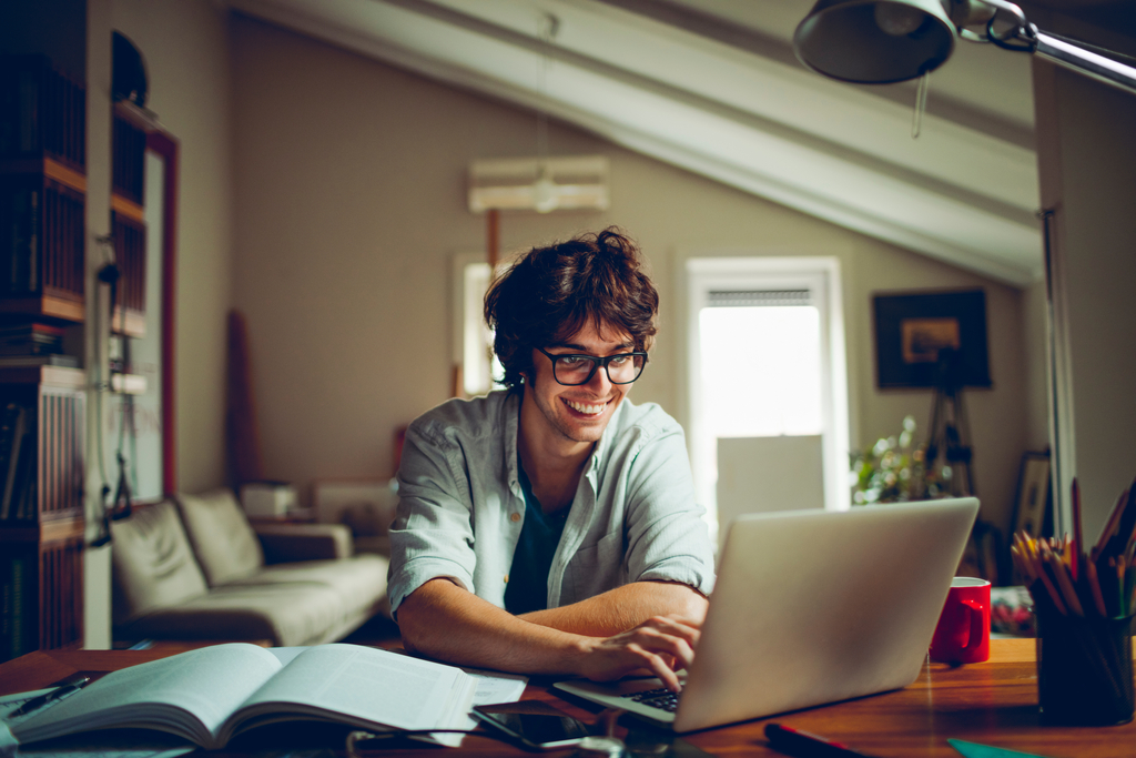 Student uczestniczący w zajęciach online.