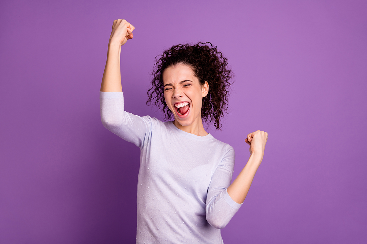 Uśmiechnięta studentka na fioletowym tle