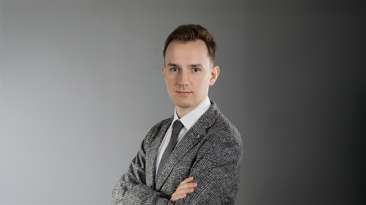 Młody mężczyzna w szarej marynarce