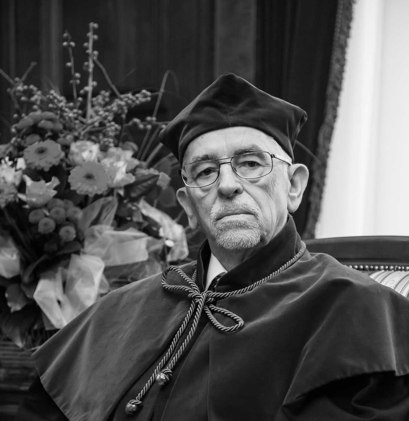 Mężczyzn w todze i birecie