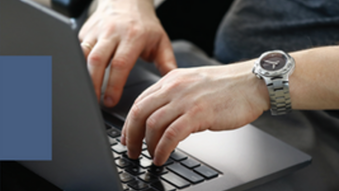 osoba na wózku inwalidzkim pracująca na laptopie