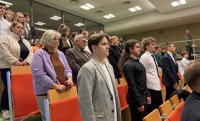 stojący studenci i pracownicy na auli podczas inauguracji roku akademickiego