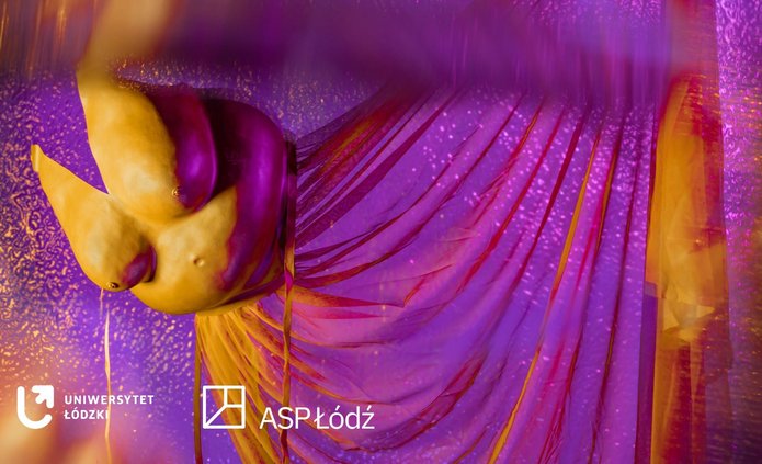 Objekt z wystawy "Niedopasowane" w artystycznej interpretacji - suknia z gorsetem