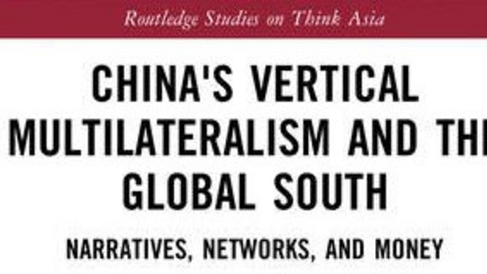 Okładka książki zatytułowanej China's Vertical Multilateralism and the Global South: Narratives, Networks, and Money, należącej do serii Routledge Studies on Think Asia. Autorzy: Dominik Mierzejewski, Jarosław Jura, Bartosz Kowalski i Mario Esteban. Tło okładki to abstrakcyjna kompozycja w odcieniach czerwieni, pomarańczu, błękitu i turkusu, nadająca nowoczesny i dynamiczny charakter. Projekt graficzny podkreśla tematykę książki, która analizuje podejście Chin do multilateralizmu w kontekście Globalnego Południa, uwzględniając narracje, sieci współpracy i aspekty finansowe.