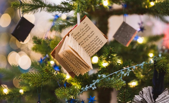 książki widzące na choince świątecznej