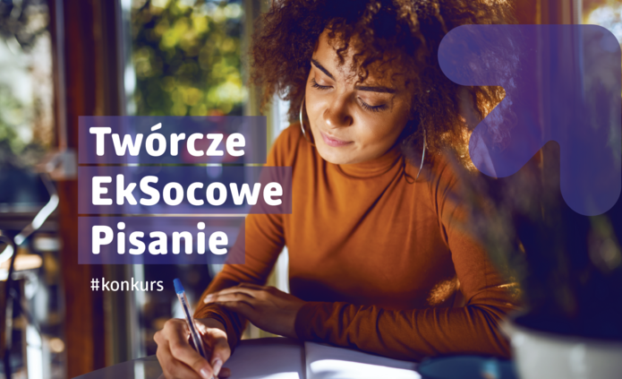 dziewczyna siedzi przy biurku i pisze coś na kartce