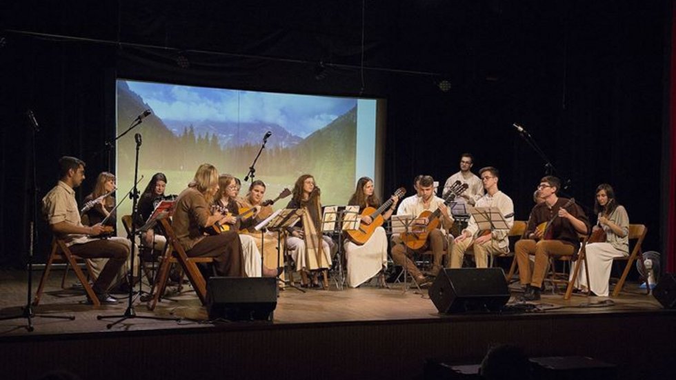 zespół na scenie podczas wystąpienia