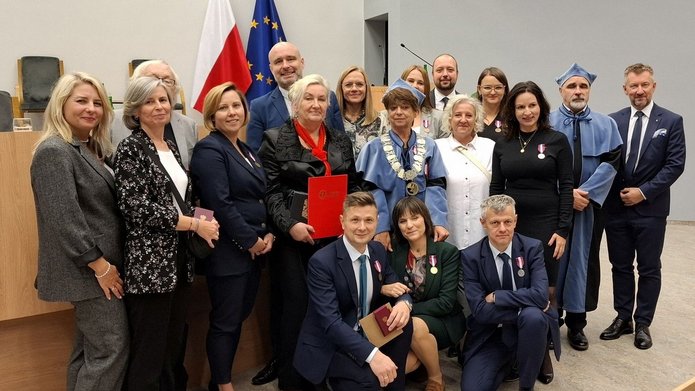 Zdjęcie grupowe odznaczonych osób