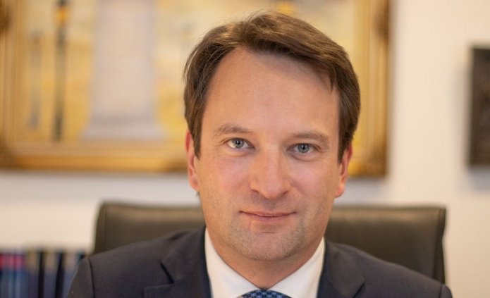 Mężczyzna w garniturze.