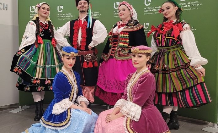 grupa ludzi w strojach ludowych: łowickim, krakowskim, sądeckim, opoczyńskim, szlachty