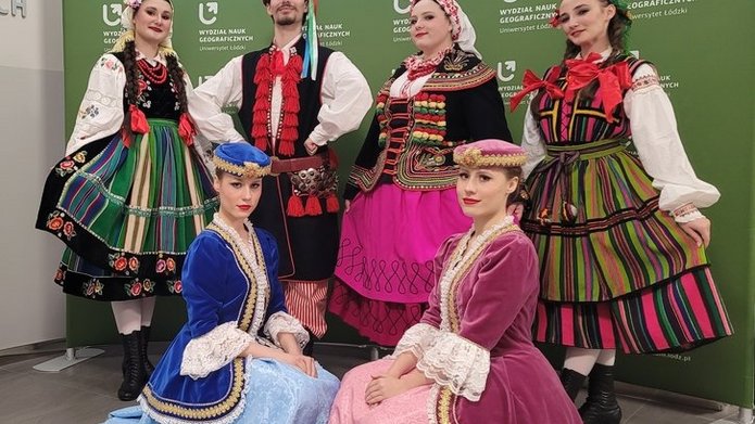 grupa ludzi w strojach ludowych: łowickim, krakowskim, sądeckim, opoczyńskim, szlachty