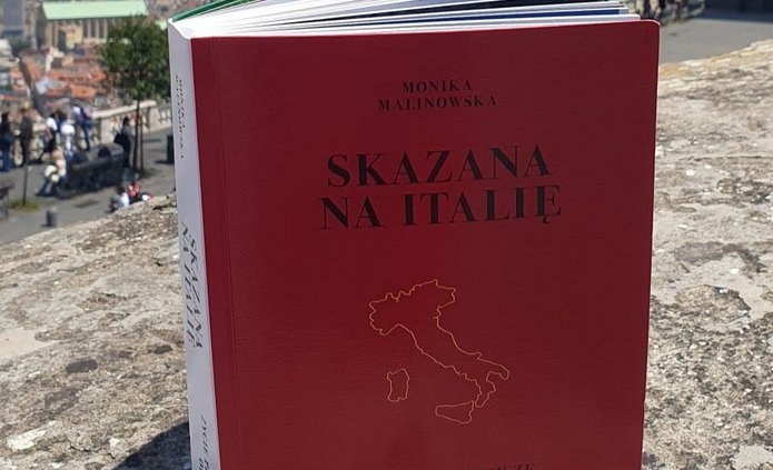 Książka na tle włoskiego krajobrazu