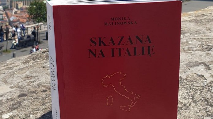 Książka na tle włoskiego krajobrazu