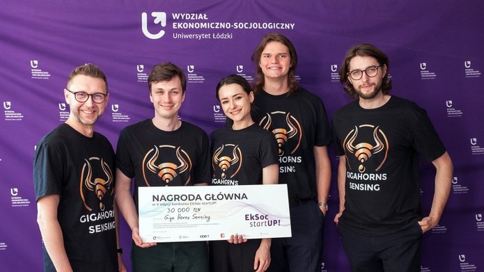 od lewej: Piotr Kałuża, Maciej Ślot, Kamila Samolej, Maksymilian Bartosik, Sebastian Górecki