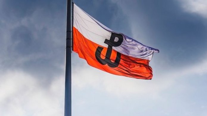 Polska flaga z symbolem Powstania Warszawskiego