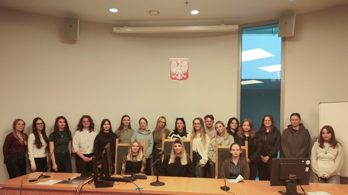 studenci w sali rozpraw