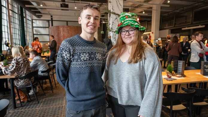 dwoje Ambasadorów UniLodz: Jerzy i Julia w świątecznych strojach