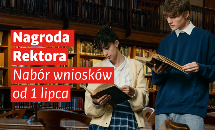 Grafika informacyjna dotycząca naboru wniosków o Nagrodę Rektora. W tle znajduje się wnętrze biblioteki z wysokimi regałami pełnymi książek i drewnianymi stołami. Po prawej stronie widoczne są dwie osoby przeglądające otwarte książki – jedna siedzi lub opiera się przy stole, druga stoi obok. Po lewej stronie, na czerwonych polach tekstowych, umieszczono biały napis: „Nagroda Rektora”. Poniżej, na kolejnych czerwonych polach, znajduje się informacja: „Nabór wniosków od 1 lipca”. Całość utrzymana jest w akademickim i eleganckim charakterze, nawiązującym do osiągnięć naukowych i życia uniwersyteckiego.