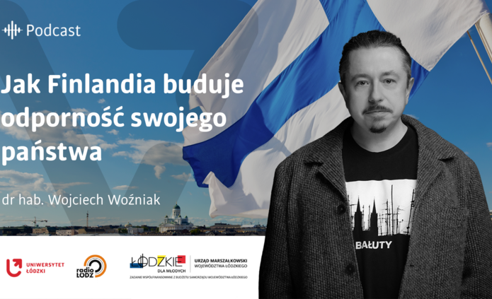 Zdjęcie portretowe dra hab. Wojciecha Woźniaka na tle powiewającej fińskiej flagi