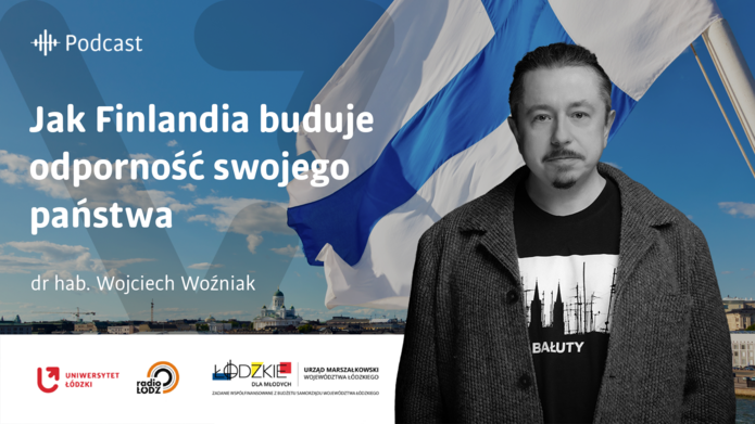 Zdjęcie portretowe dra hab. Wojciecha Woźniaka na tle powiewającej fińskiej flagi