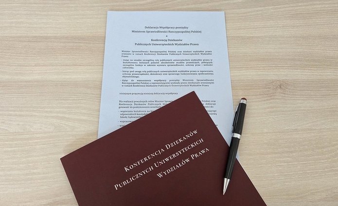 Teczka, kartka papieru i długopis