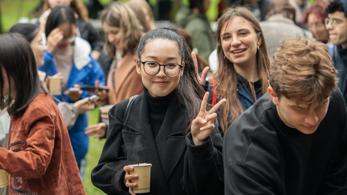 Kilku uśmiechniętych studentów