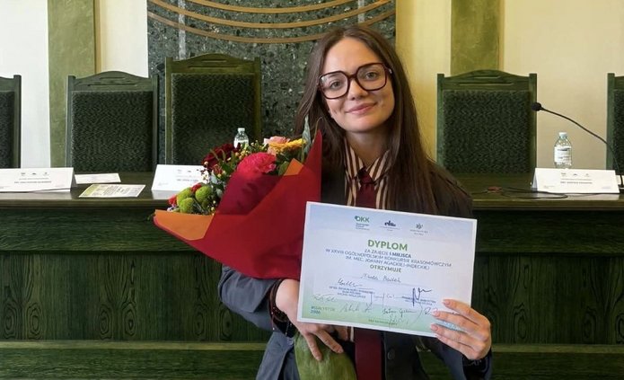Studentka z dyplomem