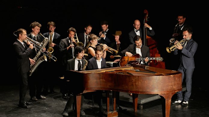 Band jazzowy - grupa mężczyzn w garniturach gra na instrumentach 