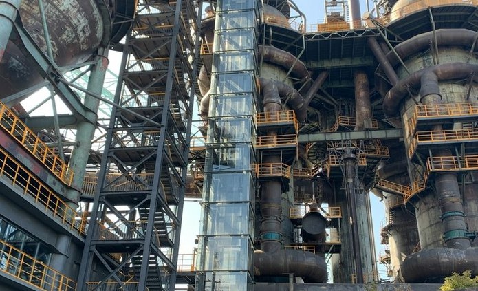 Zdjęcie poglądowe, budynek rafinerii.