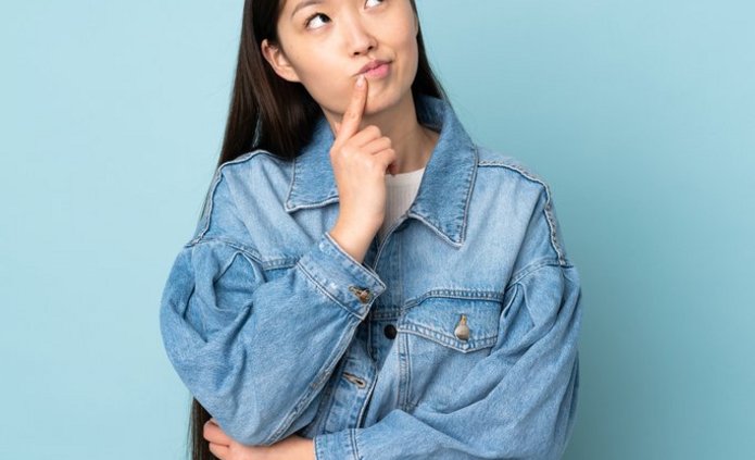 Studentka patrząca w górę