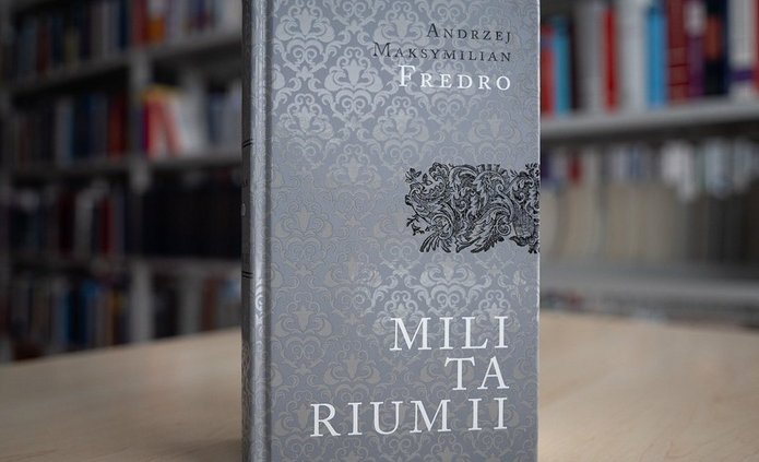 Szara okładka książki Mlitarium II