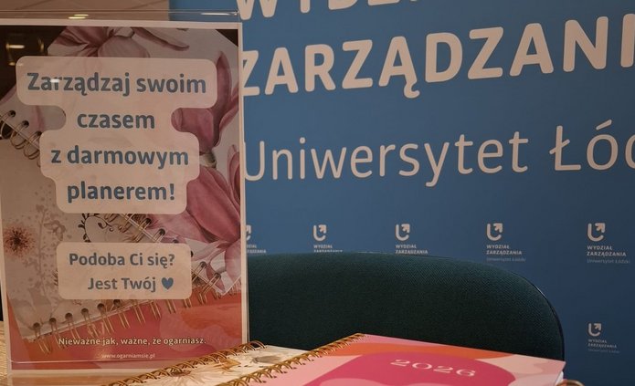 planery rozłożone na stole i kartka z informacją: Zarządzaj swoim czasem z bezpłatnym planerem. Podoba Ci się? Jest Twój.