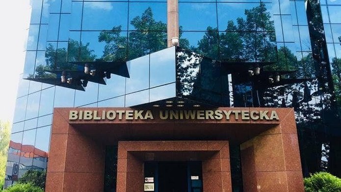wejście do Biblioteki UŁ