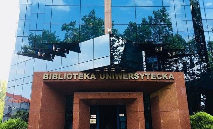 wejście do Biblioteki UŁ