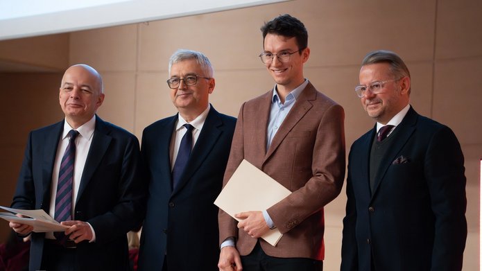 Czterej mężczyźni podczas wręczania nagrody