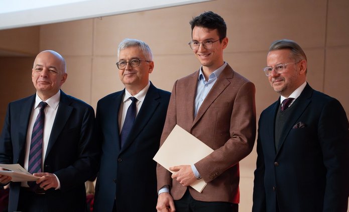 Czterej mężczyźni podczas wręczania nagrody