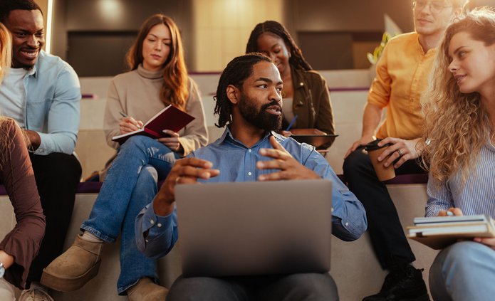 grupa osób studiujących wraz z prowadzącym