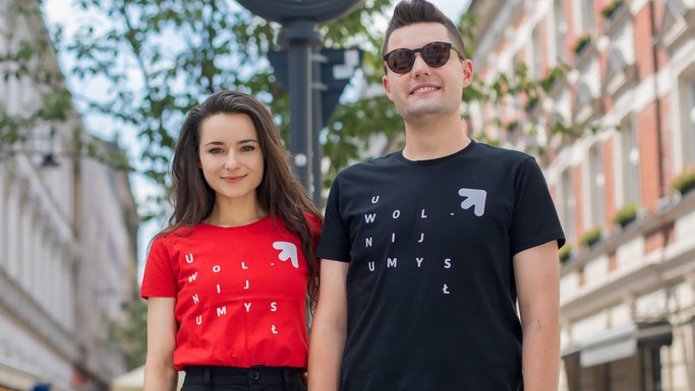 Studentka i student stoją na ulicy Piotrkowskiej w Łodzi 
